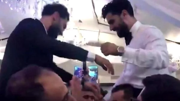Mısırlı ünlü futbolcu Salah koronayı kardeşinin düğününde kaptı