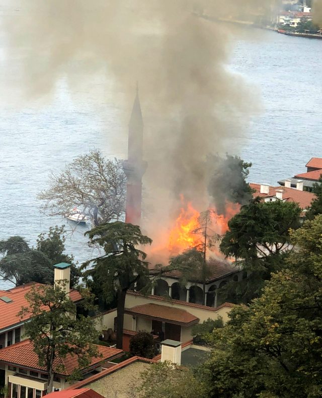 Son Dakika! Osmanlı'dan beri ayakta duran İstanbul'daki Vaniköy Camisi'nde yangın çıktı