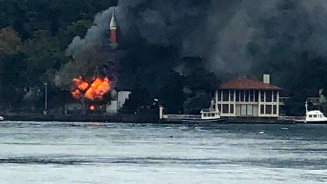 Son Dakika! Osmanlı'dan beri ayakta duran İstanbul'daki Vaniköy Camisi'nde yangın çıktı