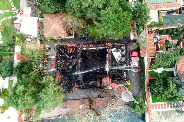 Tarihi Vaniköy Camisi'ndeki yangına ilişkin soruşturma başlatıldı Tarihi Vaniköy Camisi'ndeki yangına ilişkin soruşturma başlatıldı