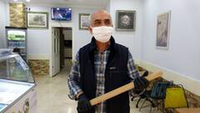 Dükkanına giren hırsızları sopayla kovaladı, o anlar kameraya yansıdı Dükkanına giren hırsızları sopayla kovaladı, o anlar kameraya yansıdı