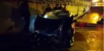 Elektrik direğine çarpan otomobilin motoru yerinden çıktı