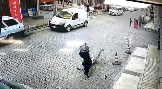 İş yerinden su içen çocuğu tekme tokat dövdükten sonra yere çarptı! O anlar kamerada İş yerinden su içen çocuğu tekme tokat dövdükten sonra yere çarptı! O anlar kamerada