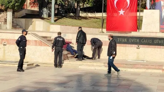 Mahkeme çıkışı boşanma aşamasındaki eşini hem de kayınpederini kurşun yağdırdı