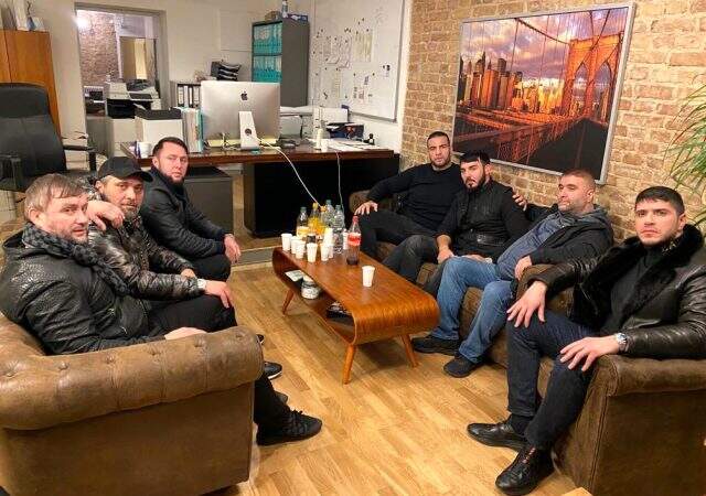 Müslüman dünya şampiyonu boksör, araya girerek aşiret savaşlarını durdurdu Müslüman dünya şampiyonu boksör, araya girerek aşiret savaşlarını durdurdu