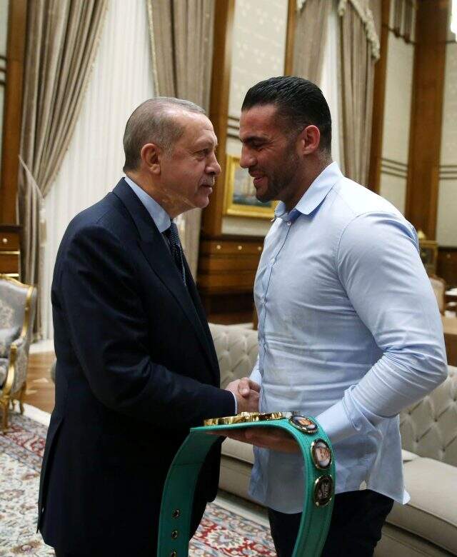 Müslüman dünya şampiyonu boksör, araya girerek aşiret savaşlarını durdurdu Müslüman dünya şampiyonu boksör, araya girerek aşiret savaşlarını durdurdu