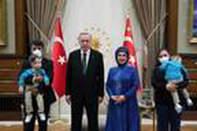 Cumhurbaşkanı Erdoğan, ameliyatla birbirlerinden ayrılan siyam ikizlerini kabul etti Cumhurbaşkanı Erdoğan, ameliyatla birbirlerinden ayrılan siyam ikizlerini kabul etti