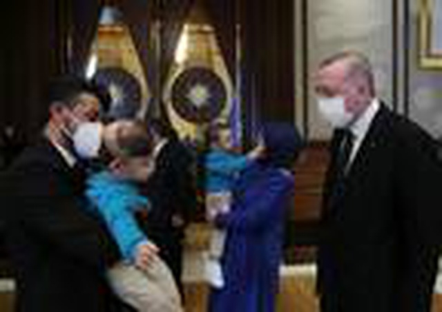 Cumhurbaşkanı Erdoğan, ameliyatla birbirlerinden ayrılan siyam ikizlerini kabul etti Cumhurbaşkanı Erdoğan, ameliyatla birbirlerinden ayrılan siyam ikizlerini kabul etti