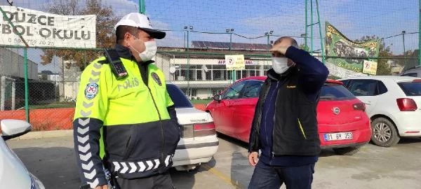 Kamyonetin üstündeki solmuş Türk bayrağını fark eden polis, sürücüye 132 lira ceza kesti