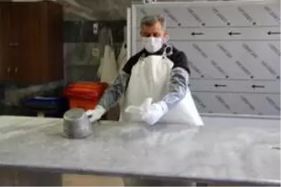 Kimsenin cesaret edemediğini yapan gassallar mesleklerini anlattı: Kurtlanmış cenazeler geliyor, onlarda çok zorlanıyoruz