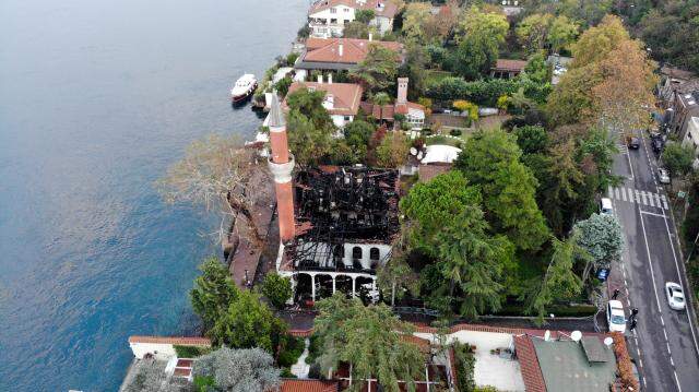 Küle dönen Vaniköy Camisi'nde çıkan yangının tesisat kablolarından kaynaklandığı öğrenildi Küle dönen Vaniköy Camisi'nde çıkan yangının tesisat kablolarından kaynaklandığı öğrenildi