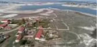 Baraj suları çekildi, eski köy evlerinin bir kısmı ve cami minaresi oraya çıktı