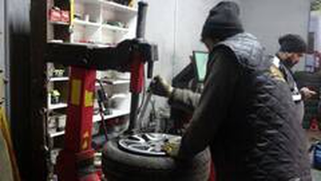 1 Aralık'tan itibaren zorunlu olacak! Oto lastikçilerde kış lastiği mesaisi yaşanıyor 1 Aralık'tan itibaren zorunlu olacak! Oto lastikçilerde kış lastiği mesaisi yaşanıyor
