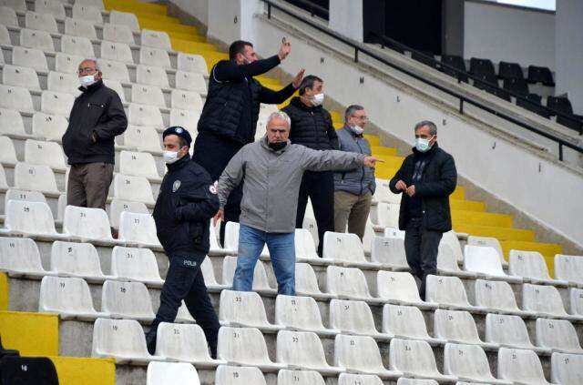 Nazilli Belediyespor'a 2-0 yenilen Çengelköyspor yöneticileri, maç sonu gazetecilere hareket çektiler Nazilli Belediyespor'a 2-0 yenilen Çengelköyspor yöneticileri, maç sonu gazetecilere hareket çektiler