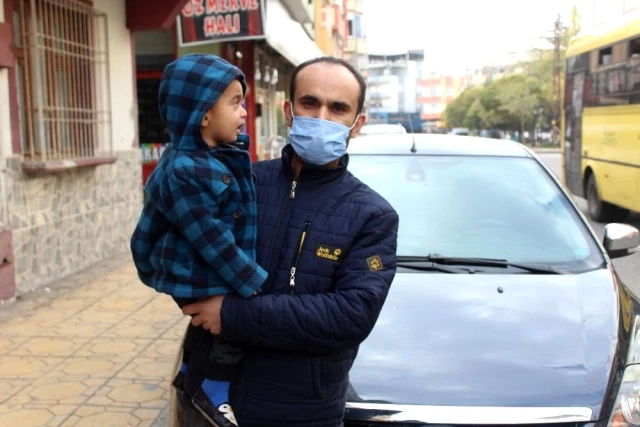 Üstüne gelen motosikletliyi uyardığı için çocukların gözü önünde feci şekilde dövüldü