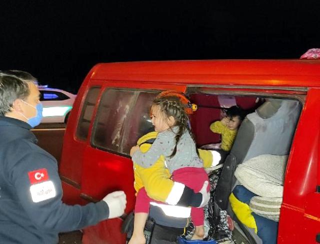 Düzce'de feci kaza! Eşyaların altında kalan çocuklar ağlayınca fark edildi