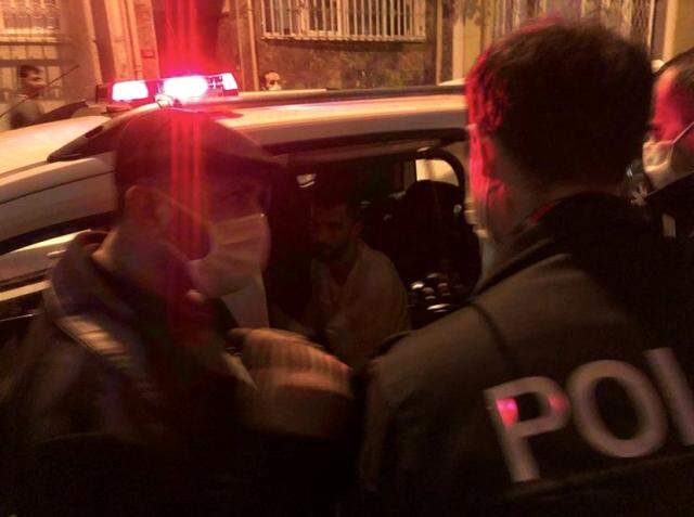 Sokak sokak kovalanan kapkaççı vatandaşın elinden kurtulamadı: Yediği meydan dayağı kameralara yansıdı Sokak sokak kovalanan kapkaççı vatandaşın elinden kurtulamadı: Yediği meydan dayağı kameralara yansıdı
