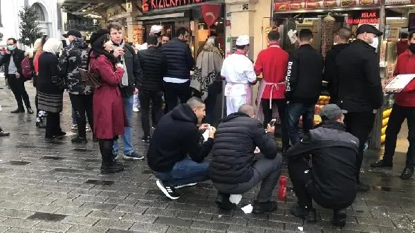 Taksim'de restoranların önü doldu taştı