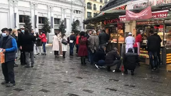 Taksim'de restoranların önü doldu taştı