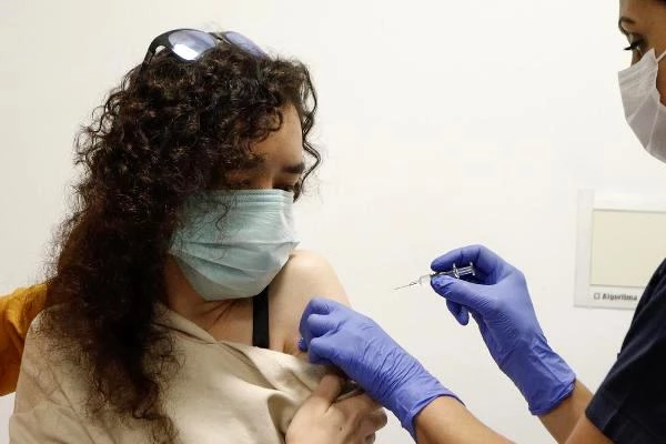 Çin aşısı Türkiye'de yapılmaya başlandı! İlk gönüllü öğretmen anne ve kızı