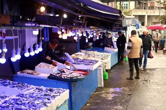 Karadeniz'deki hamsi bolluğu balıkçıların ve vatandaşın yüzünü güldürdü