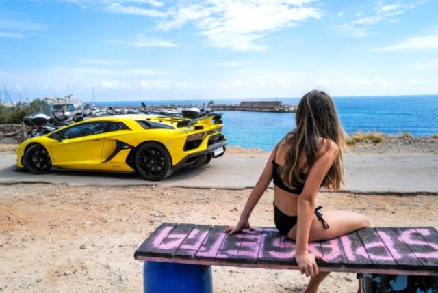 Lamborghini, kız çocuklarını model olarak kullandığı reklamı tepkiler üzerine geri çekti