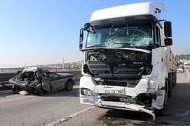 Son dakika 3. sayfa: TEM'de feci kaza...Otomobilinden indi, tırın altında kalarak feci şekilde can verdi Son dakika 3. sayfa: TEM'de feci kaza...Otomobilinden indi, tırın altında kalarak feci şekilde can verdi