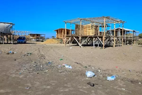 Lüks tatilin bedavaya sunulduğu 'çardak kent' çöplük oldu