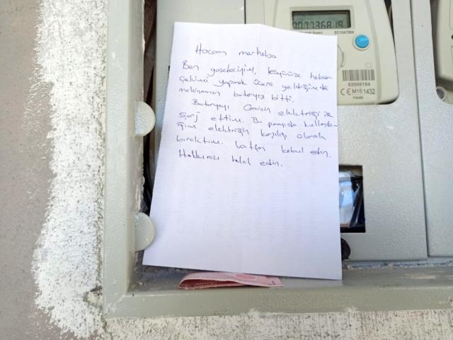 Camide cihazlarını şarj ettiği eden gazeteci not ve para bırakıp 'helallik' istedi