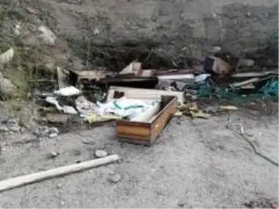 Virüslü onlarca tabut ve koruyucu kıyafetler yol kenarına atıldı