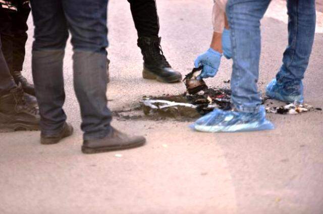 Antalya'da sokakta yunus polisi üniforması ve teçhizatı yakan şüpheli aranıyor Antalya'da sokakta yunus polisi üniforması ve teçhizatı yakan şüpheli aranıyor