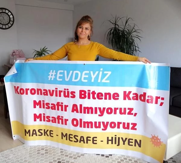 Evinin camına 'koronavirüs bitene kadar misafir almıyoruz' yazılı afiş astı