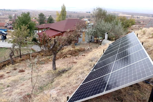 Bahçesine kurduğu güneş enerjisi sistemiyle elektrik, ısınma ve sıcak su ihtiyacını karşılıyor