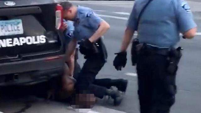 İngiltere'de siyahi kadın 8 polis tarafından feci şekilde yumruklanarak darbedildi