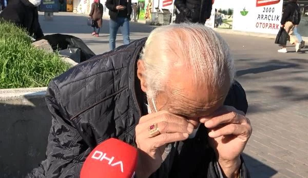 Yaşlı adam, karantinadaki oğluna ekmek götürürken tedbirlere uymayanları görünce ağladı Yaşlı adam, karantinadaki oğluna ekmek götürürken tedbirlere uymayanları görünce ağladı