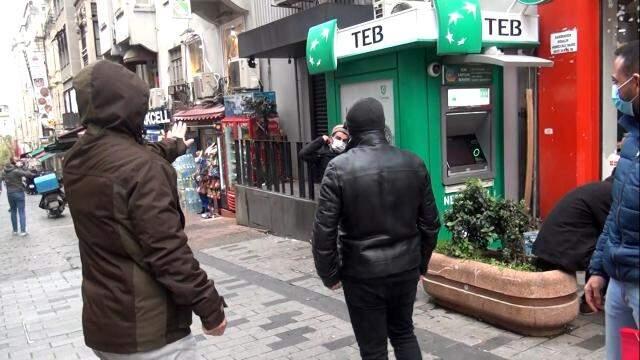 Taksim'de akılalmaz görüntüler! Bir yanda dilencilerin rant kavgası, diğer yanda boğazına jilet dayayan dolandırıcı