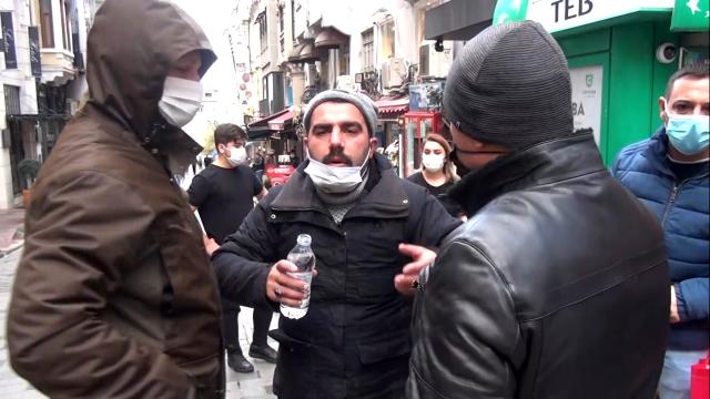 Taksim'de akılalmaz görüntüler! Bir yanda dilencilerin rant kavgası, diğer yanda boğazına jilet dayayan dolandırıcı