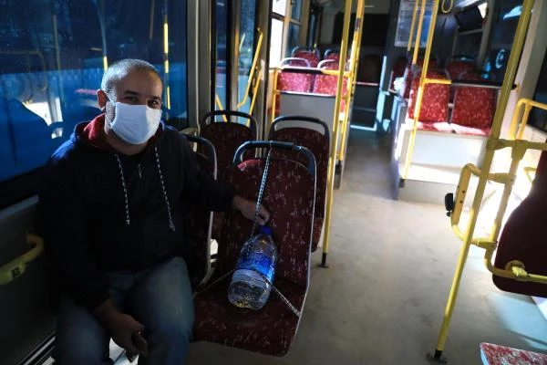 Otobüs şoförü, yasaklı olanlara oturulmaması için koltuklara 5 litrelik bidon bağladı