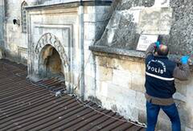 Işıkları sökülüp, çeşmesi kırılan 600 yıllık Şahmelek Camii'ni talan edenler geride sadece bir kasket bıraktı Işıkları sökülüp, çeşmesi kırılan 600 yıllık Şahmelek Camii'ni talan edenler geride sadece bir kasket bıraktı