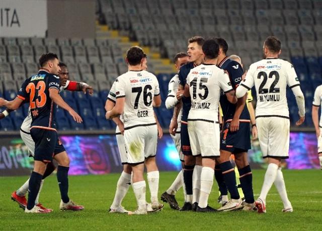 Bitiş düdüğü sonrası Başakşehirli ve Denizlisporlu futbolcular birbirine girdi