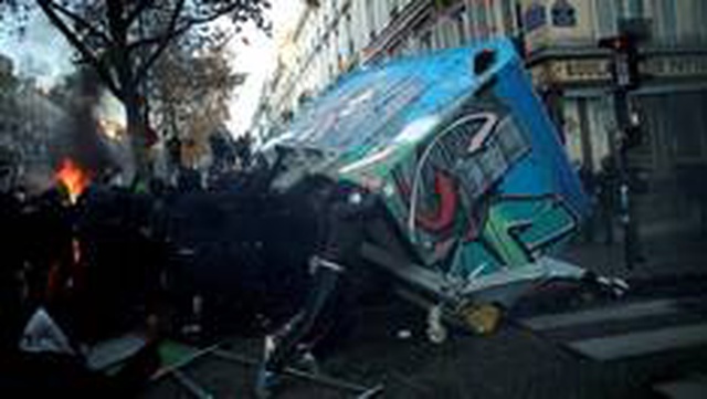 Paris'te 'polis güvenlik yasası'na karşı eylemde küçük çaplı çatışmalar çıktı