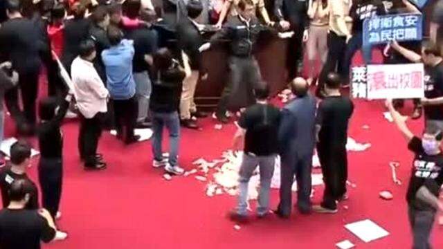 Tayvan parlamentosunda milletvekilleri birbirlerine bağırsak attı Tayvan parlamentosunda milletvekilleri birbirlerine bağırsak attı