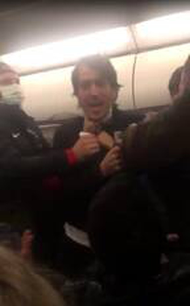 Uçakta maske arbedesi; 3 yolcu ile futbolcular birbirine girdi Uçakta maske arbedesi; 3 yolcu ile futbolcular birbirine girdi
