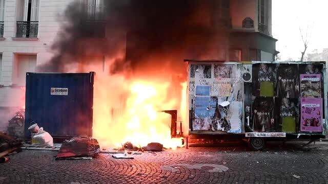 Fransa'da polis şiddeti, halkı sokağa döktü! Çıkan çatışmalarda yaralananlar var Fransa'da polis şiddeti, halkı sokağa döktü! Çıkan çatışmalarda yaralananlar var