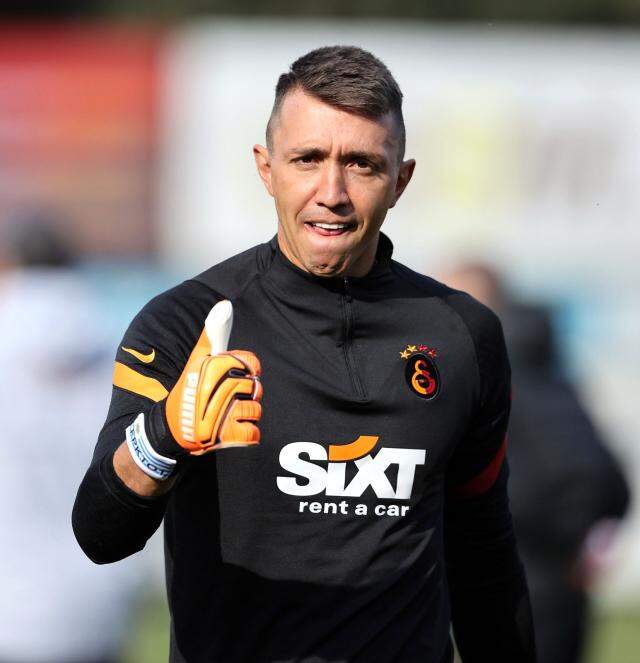 Galatasaray'da Muslera İstanbul'a döndü ve saha çalışmalarına başladı Galatasaray'da Muslera İstanbul'a döndü ve saha çalışmalarına başladı
