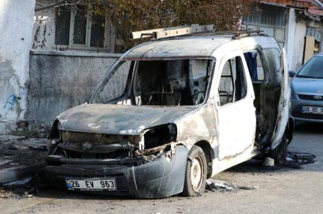 Aracında çıkan yangını söndürmeye çalışırken fenalaşan kişi, hayatını kaybetti