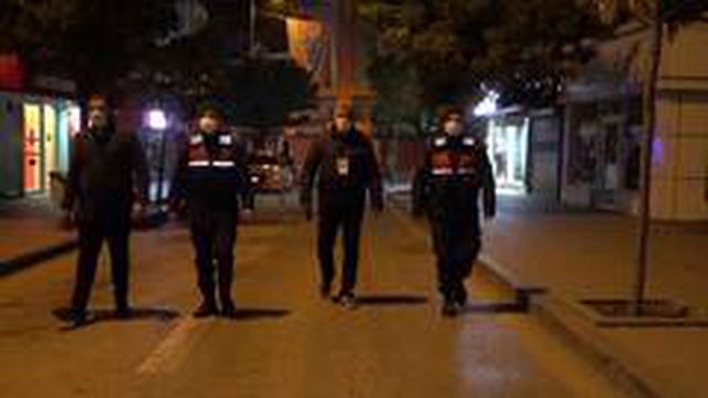 Çöp kamyonu, ekiplerden kaçan otomobili durdurmak için yolu kapattı Çöp kamyonu, ekiplerden kaçan otomobili durdurmak için yolu kapattı
