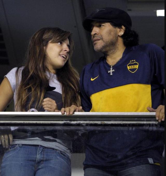 İlk kez babası olmadan Boca maçı izleyen Maradona'nın kızı, gözyaşlarına hakim olamadı