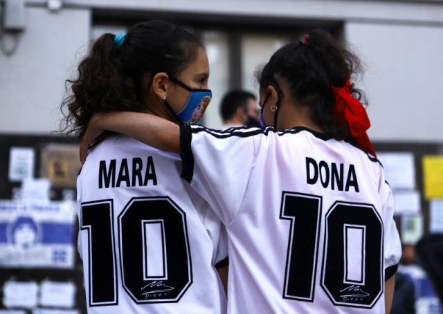Maradona hayranı olan bir baba ikiz kızlarına Mara ve Dona ismini verdi