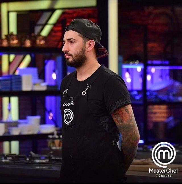 MasterChef'ten diskalifiye edilen Uğur Yılmaz Deniz, gözyaşlarına boğuldu